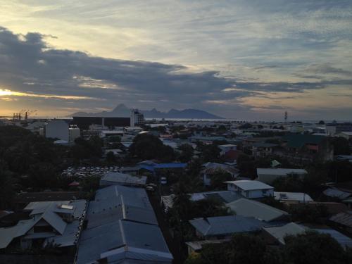 a view of a city at sunset at Régent 3e étage Papeete in Papeete