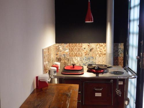 a kitchen with a stove and a counter top at Pousada Chalés da Felicidade in Itu