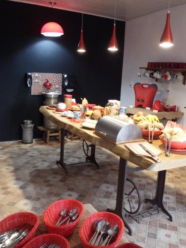 a table in a kitchen with red baskets at Pousada Chalés da Felicidade in Itu