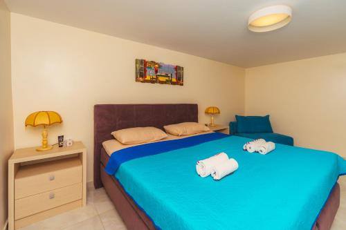 A bed or beds in a room at Apartments Galija Petrovac Lux