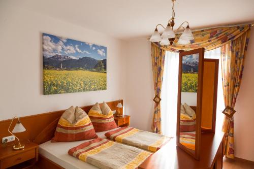 een slaapkamer met een bank en een spiegel bij Ferienwohnung Zobl in Füssen