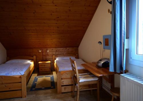 Tempat tidur dalam kamar di Dümpelhof Ferienwohnungen