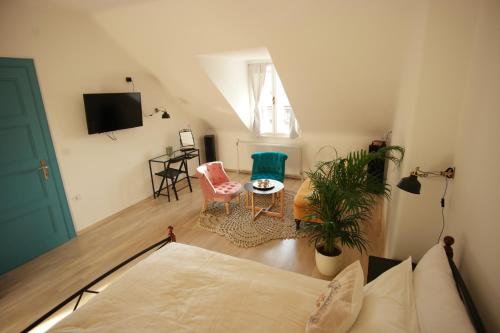 un soggiorno con letto e tavolo di Zagreb Apartment No.3 a Zagabria