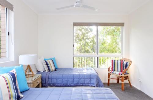 1 dormitorio con 2 camas y ventana en Serenity Apartments Noosa, en Noosa Heads