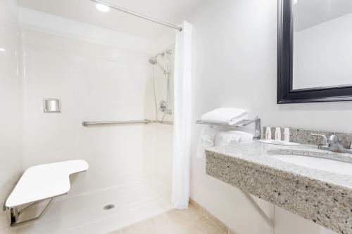 Koupelna v ubytování Days Inn by Wyndham Cedar Falls- University Plaza