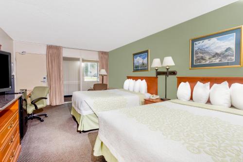 Postel nebo postele na pokoji v ubytování Days Inn by Wyndham Cedar Falls- University Plaza