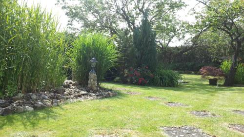 Ein Garten an der Unterkunft Prázdninový dům u lesa