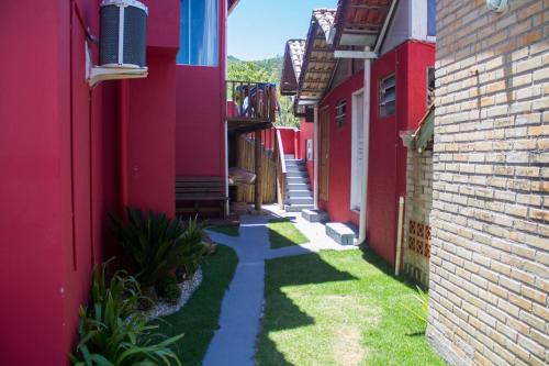 a walkway between two buildings in a yard at Pousada Estrelas no Mar Florianópolis in Florianópolis