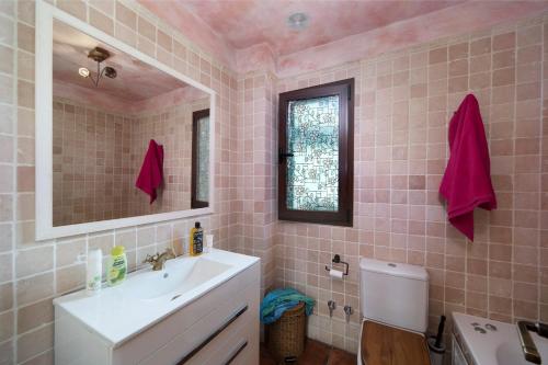 ネルハにあるLaura Marのピンクのタイル張りのバスルーム(シンク、鏡付)