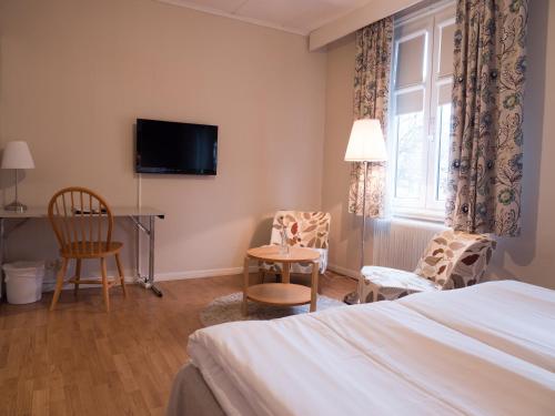 Un pat sau paturi într-o cameră la Hotel Åberg Centralhotellet