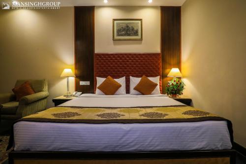 Łóżko lub łóżka w pokoju w obiekcie Mansingh Palace, Agra
