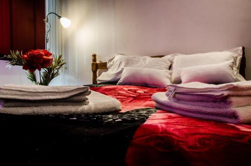 łóżko z poduszkami w obiekcie Pensiunea Georgibel w mieście Deva