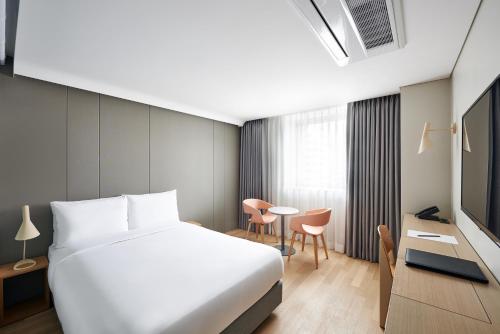En eller flere senger på et rom på Hotel Peyto Gangnam