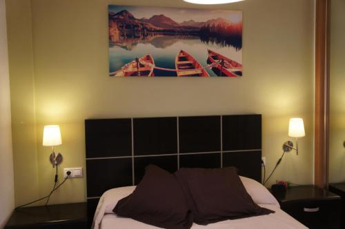 アルゴルファにあるvilla las tres perlasのベッドルーム1室(ベッド1台、水上ボート2隻付)