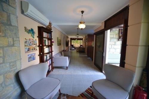 a hallway with two chairs and a hallway with a hallwayngthngthngthngthngth at Dores Residence in Turunc
