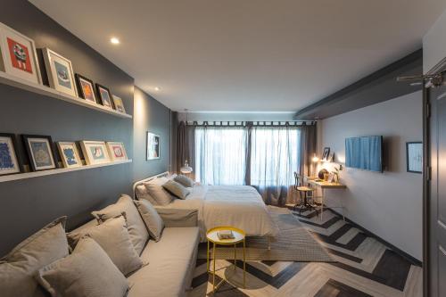 uma sala de estar com uma cama e um sofá em Vacation Bangkok, The Artistic Home em Bangkok