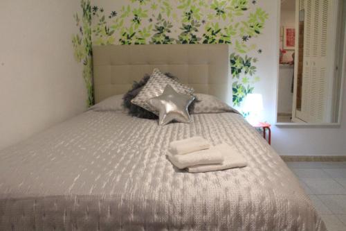 マドリードにあるSmartApart, Heart of Madridのベッドルーム1室(ベッド1台、タオル2枚付)
