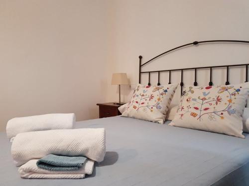 バレンシアにあるGuillem Sorolla Apartmentのベッドルーム1室(ベッド1台、タオル2枚付)