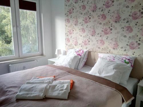 コウォブジェクにあるApartamenty Polanki Kołobrzegのベッドルーム1室(ベッド1台、タオル2枚付)