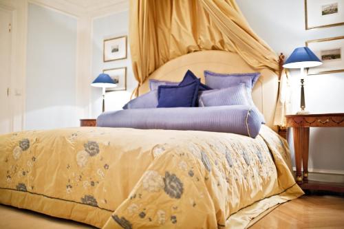 Llit o llits en una habitació de Palais Coburg Hotel