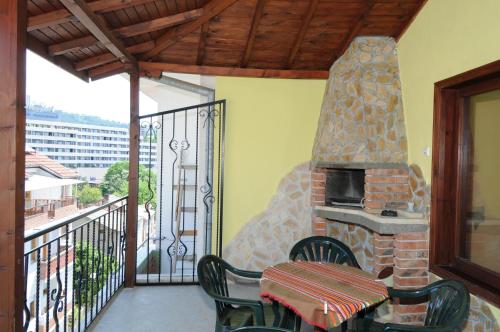 サンダンスキにあるFamily Hotel Studioの石造りの暖炉付きのパティオ