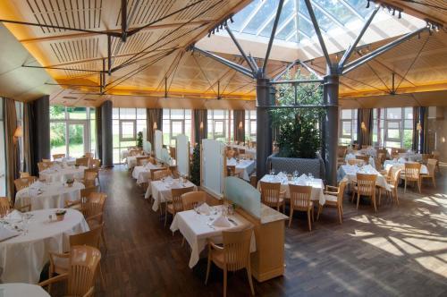 Ein Restaurant oder anderes Speiselokal in der Unterkunft Hotel Residence Starnberger See 