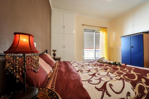 Apartment near Stavros Niarchos Park & Acropolis tesisinde bir odada yatak veya yataklar