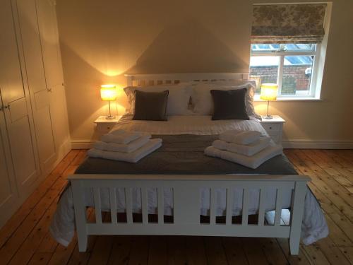 En eller flere senge i et værelse på Stable Cottage Lytham