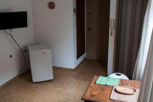 Zimmer mit einem Tisch und einem kleinen Kühlschrank in der Unterkunft Departamento Fran in La Plata