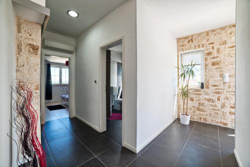 een gang van een huis met een stenen muur bij Stylish & luxury villa with pool, biliard, extra pool heating available - WiiBuk in Pula