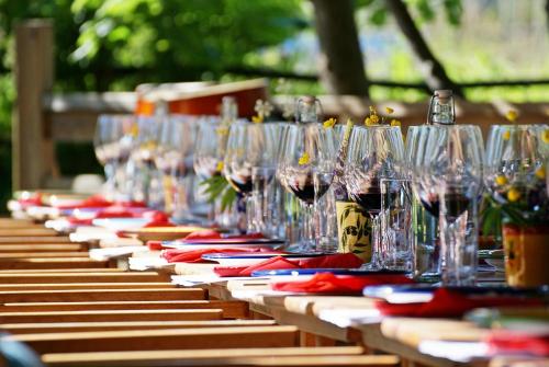 rząd kieliszków do wina siedzących na drewnianym stole w obiekcie Fjord Hostel Rooms w mieście Lysekil