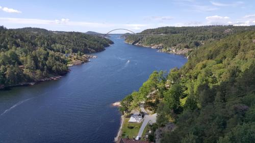 einem Luftblick auf einen Fluss mit einer Brücke in der Unterkunft Motell Svinesundparken in Halden