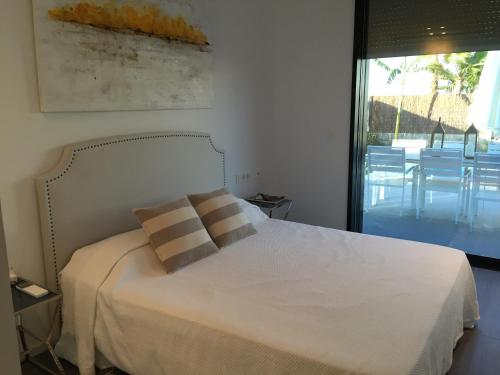 A bed or beds in a room at Casa de lujo frente a la playa de Es Trenc