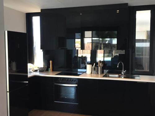 A kitchen or kitchenette at Casa de lujo frente a la playa de Es Trenc