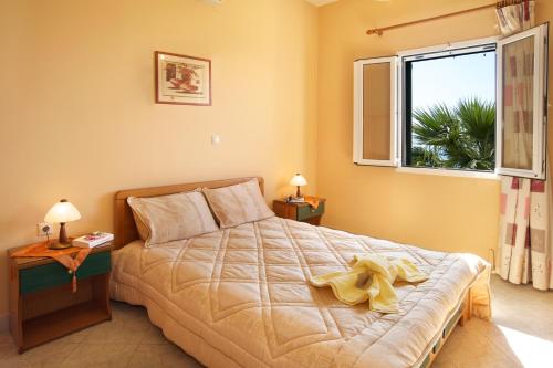 Een bed of bedden in een kamer bij Eleftheria Apartments