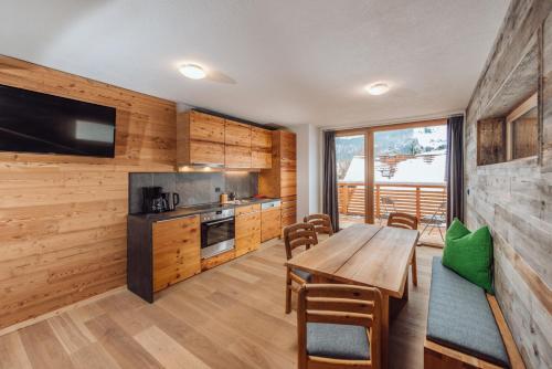 a kitchen and dining room with a table and chairs at Biochalet-Ebenbauer in Schladming