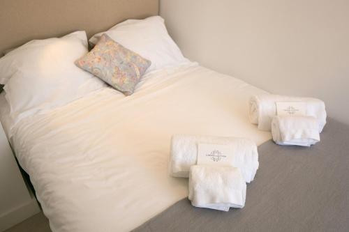 リスボンにあるClassic and Comfortable Topfloor Apartment 13 by Lisbonne Collectionの白いベッド(タオル付)