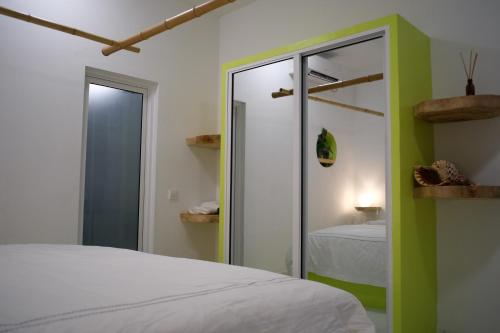 Giường trong phòng chung tại Noovilu Suites Maldives