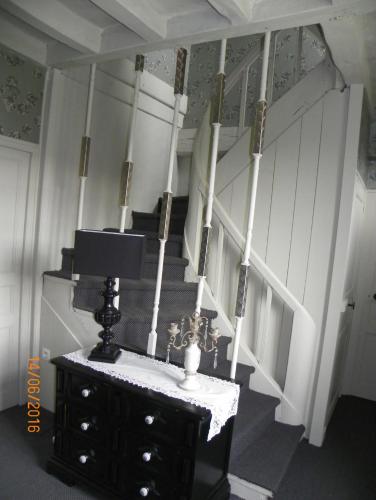une chambre avec un escalier et une table avec une lampe dans l'établissement Chambres d'hôtes du Perray, à Candé