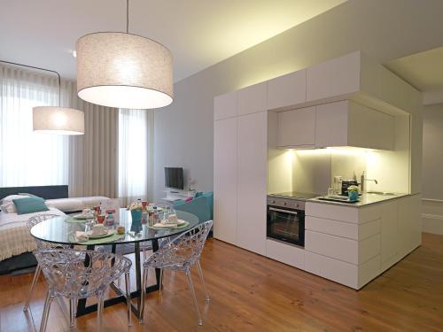 una cucina e un soggiorno con tavolo e sedie di FLH New Oporto Apartments - Mouzinho a Porto