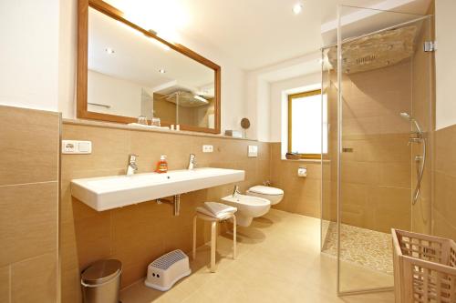 La salle de bains est pourvue d'un lavabo, de toilettes et d'un miroir. dans l'établissement Ferienwohnungen Zugspitze, à Grainau