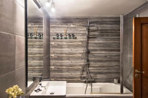 La salle de bains est pourvue d'une baignoire et d'un lavabo. dans l'établissement Plebiscito Apartment, à Naples