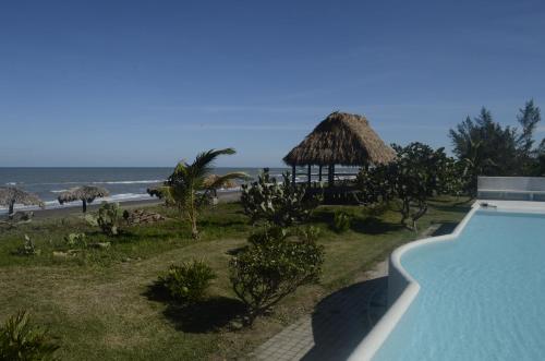 a resort with a swimming pool and a beach at Hotel Istirinchá in Nautla