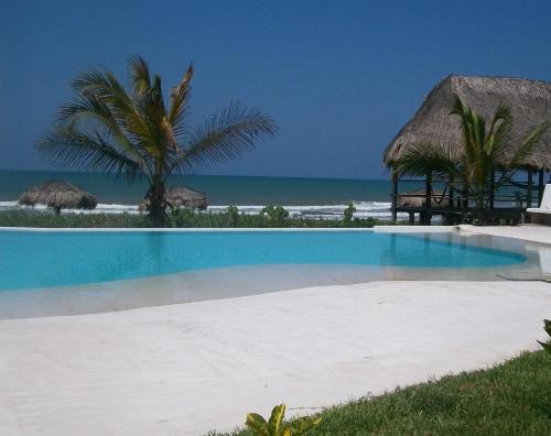 a swimming pool in front of the beach at Hotel Istirinchá in Nautla
