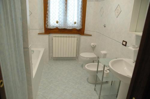 un bagno con un water e un lavandino di Affittacamere La Sosta a Pian di Scò