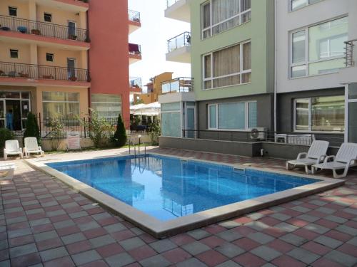 una piscina en medio de un edificio en Apartments in Azalia 2 Complex, en Nesebar