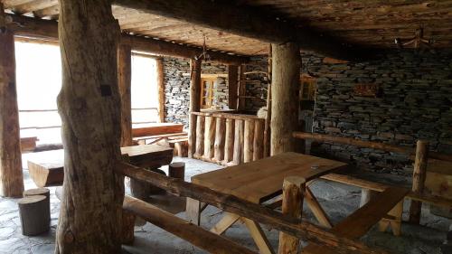 Habitación con mesa de madera en una cabaña en Samtsikhe en Dart'lo