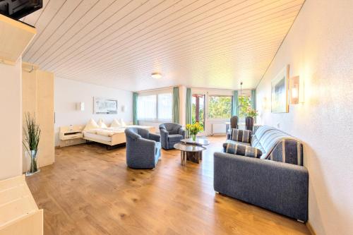 a large living room with couches and a couch at Hotel Restaurant Möve in Faulensee