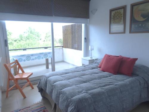 1 dormitorio con 1 cama grande y balcón en departamento-aparte service en Mar de les Pampas