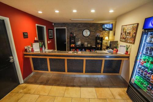 un bar en un restaurante con un reloj en la pared en Sunnyside Inn and Suites, en Clackamas